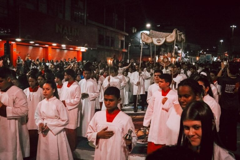 Milhares de fiéis celebram Corpus Christi na Avenida 22 de Maio com fé, tradição e arte (2)