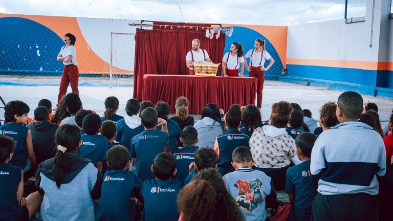 Teatro de fantoches aborda prevenção à violência infantil em escola de Itaboraí c