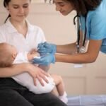 bebezinho-na-clinica-de-saude-para-vacinacao