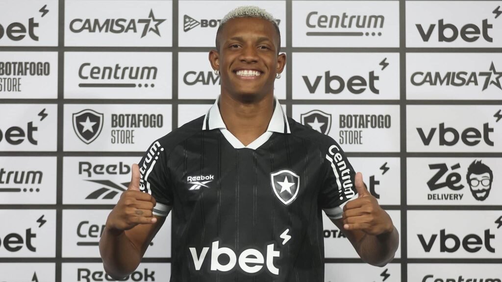 danilo-apresentacao-botafogo-scaled-e1753463136100