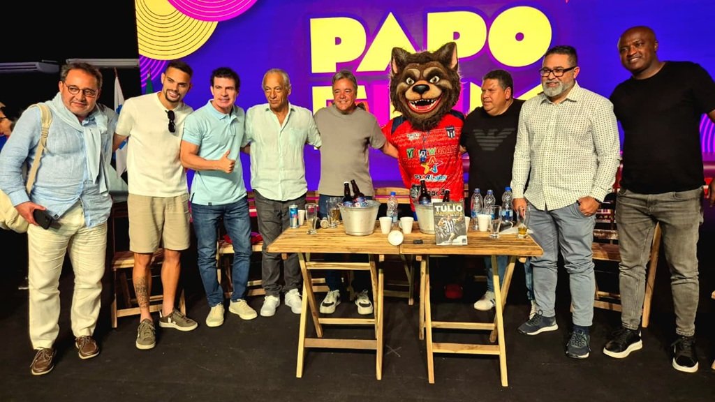 Da esquerda para direita, Deley Oliveira, Pablo Thomaz, Túlio Maravilha, Búfalo Gil, Thiago Gonçalves, Douglas Oliveira, Arlen Pereira e Reinaldo Oliveira.