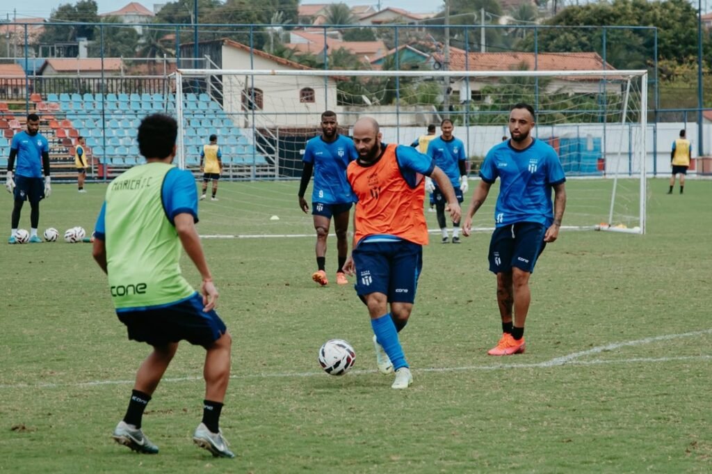 Meia Marcelo (colete laranja) sendo marcado por Johan Mina (colete verde) em treinamento.
