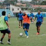 Meia Marcelo (colete laranja) sendo marcado por Johan Mina (colete verde) em treinamento.