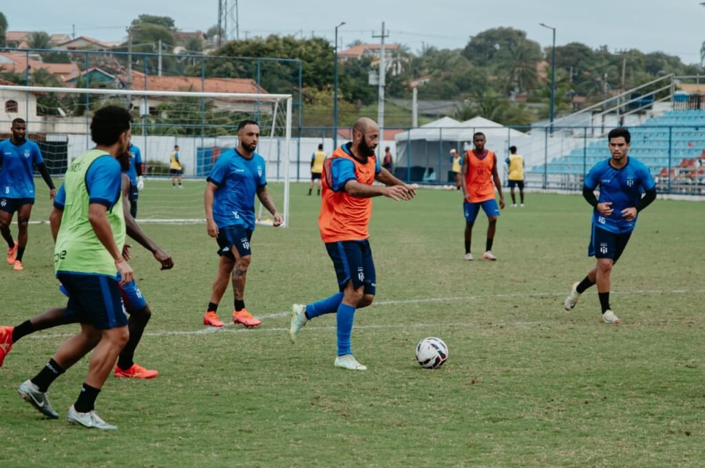 Meias Marcelo (colete laranja) e Hugo Borges (logo atrás de camisa azul) estão recuperados de lesão e à disposição do técnico Reinaldo