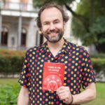 1 - João Pedro Fagerlande com seu novo livro - Crédito fotográfico Gabriela Furlan