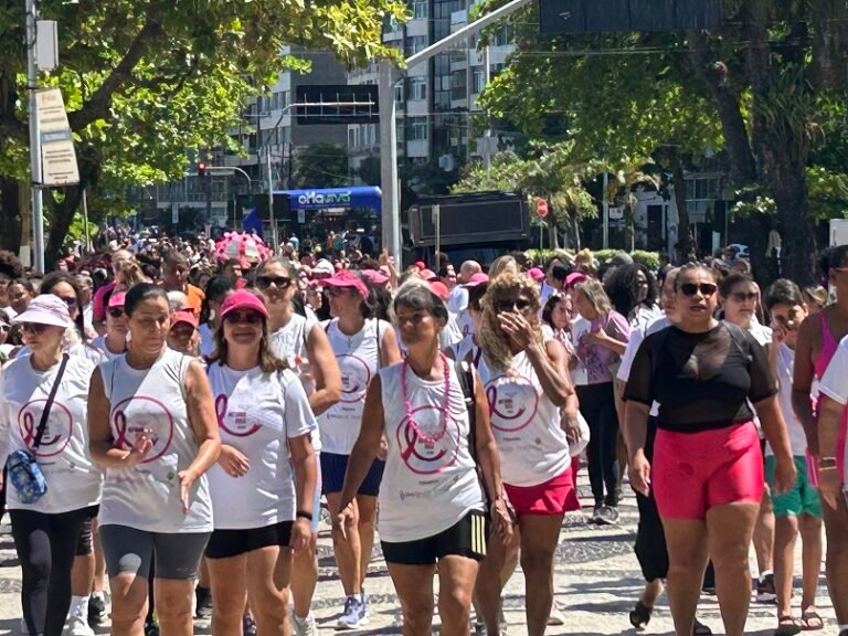 Caminhada do Movimento Outubro Rosa agitou a orla de Icaraí