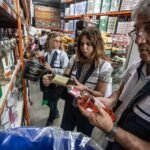 Fiscais fiscalizam deposito de bebida no Largo da Batalha-2