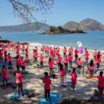 O aulão de yoga do Outubro Rosa 2024 coloriu a areia da Boa Viagem