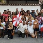 Sambistas e parentes de Arthur Maia na frente da casa onde artista morou. Foto Divulgação