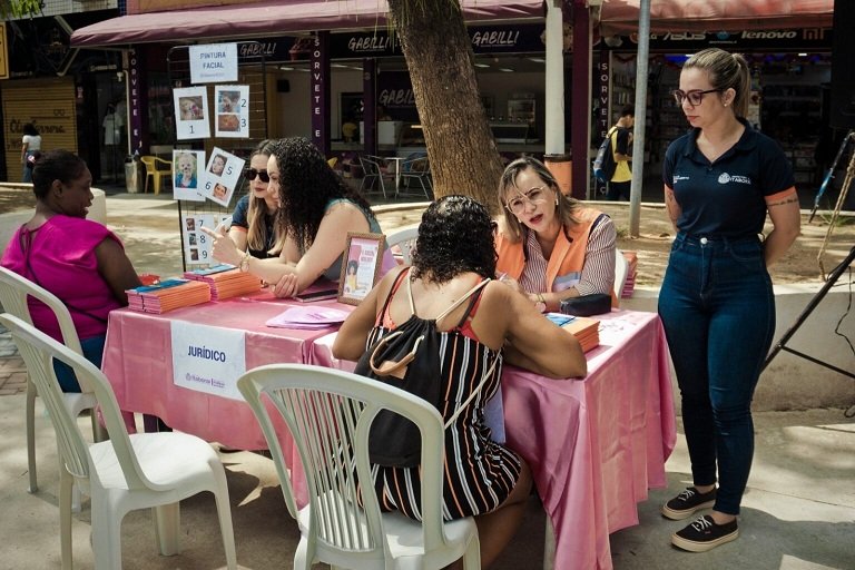 Acao-Social-Mulher-leva-cuidados-cidadania-e-beleza-para-mulheres-no-Centro-de-Itaborai-3-1536x1023