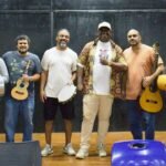 Andrezão (de boné) com colegas professores do projeto de samba. Foto Divulgação