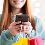 mulher-ruiva-usando-telefone-moderno