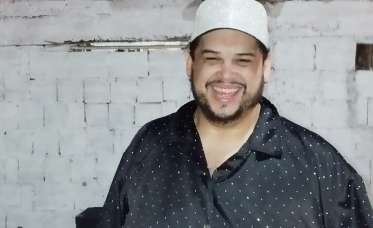 O cantor Thiago Acacio na Cacique da São José. Foto Divulgação