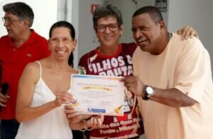 Jornalistas com o cantor Nêgo. Foto Divulgação