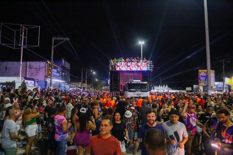 Monobloco arrasta multidão e abre o Ita Folia 2026 com mar de alegria na Avenida 22 de Maio (8)