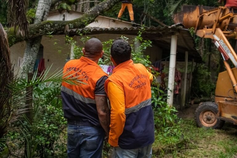 Queda de árvore mobiliza equipes da Prefeitura em Sambaetiba e reforça monitoramento das chuvas em Itaboraí (4)