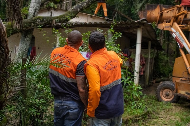 Queda de árvore mobiliza equipes da Prefeitura em Sambaetiba e reforça monitoramento das chuvas em Itaboraí (4)