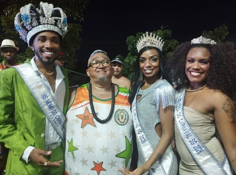 Rei Momo com presidente da Banda Gonça, rainha e princesa do Carnaval. Foto Divulgação