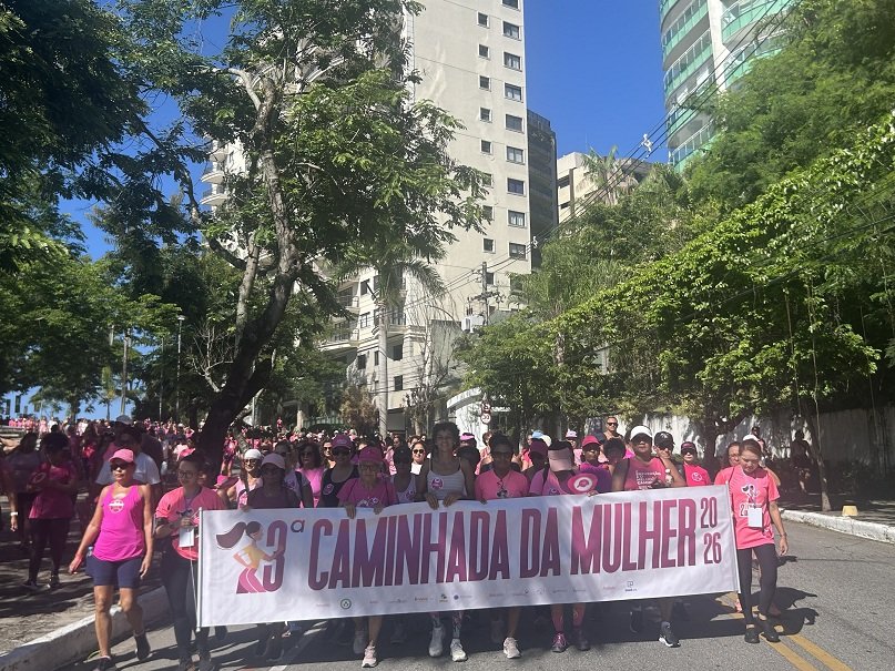 A caminhada reuniu mais de mil pessoas da Boa Viagem a praia de Icaraí