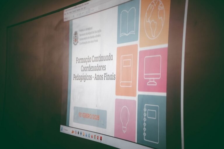 Formação continuada reúne professores e coordenadores 3