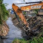 Prefeitura realiza ação de desassoreamento no Rio Guaxindiba, em Apollo II 2