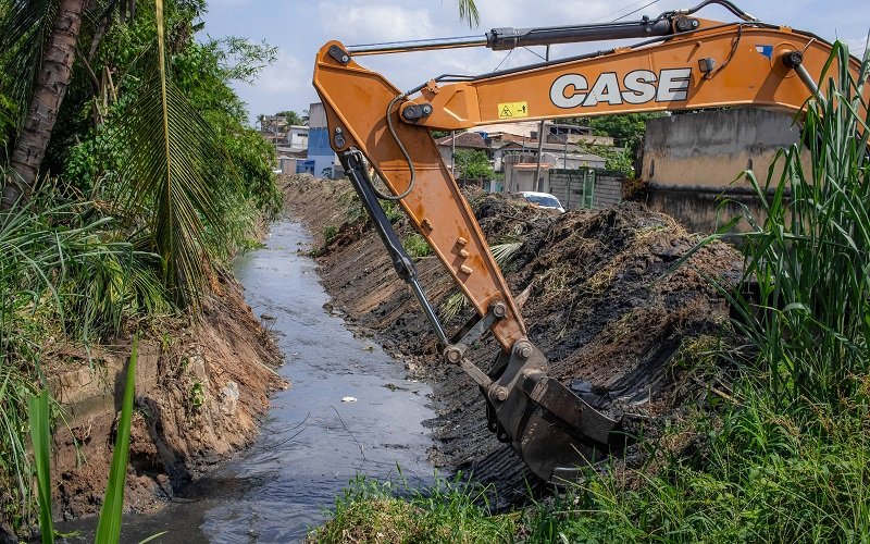 Prefeitura realiza ação de desassoreamento no Rio Guaxindiba, em Apollo II 2