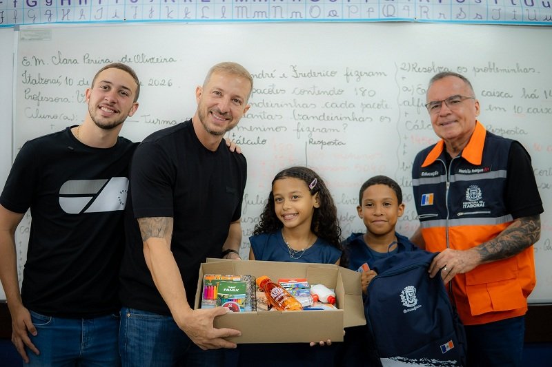 Entrega de kits e uniformes escolares avança em Itaboraí 2