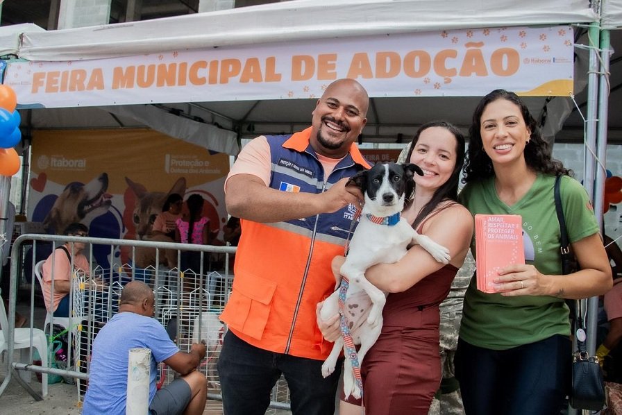 Primeira feira de adoção animal mobiliza população e garante novos lares para pets em Itaboraí 2
