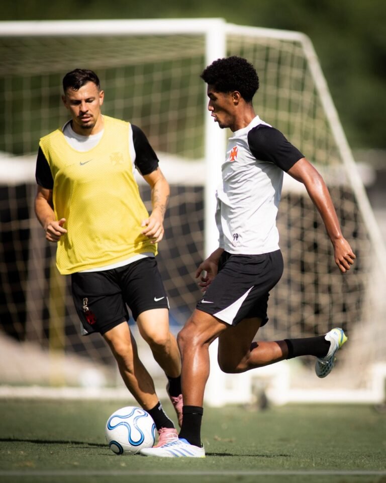 20260504-135100-1-4-ramon-rique-em-treino-no-ct-do-vasco---foto-matheus-limavasco