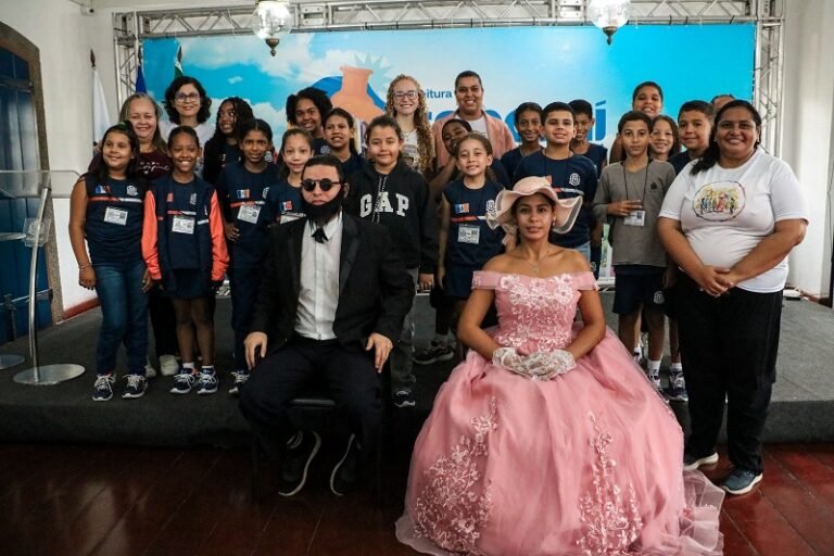 “A Moreninha” ganha vida em visita guiada com alunos da rede municipal no Centro Histórico de Itaboraí