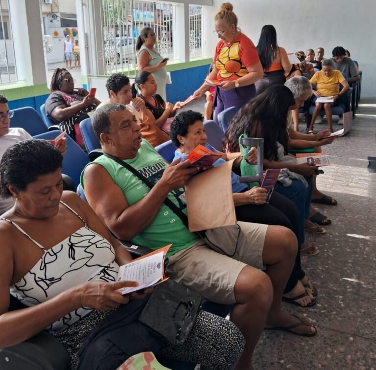 CRAS pessoas recebendo folhetos II