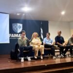Charles falando ao lado dos outros palestrantes na Famath