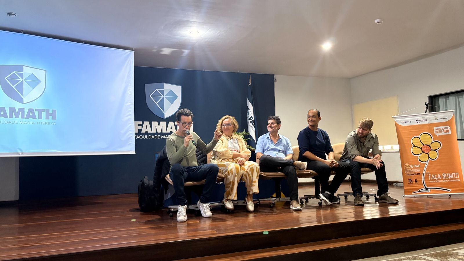 Charles falando ao lado dos outros palestrantes na Famath