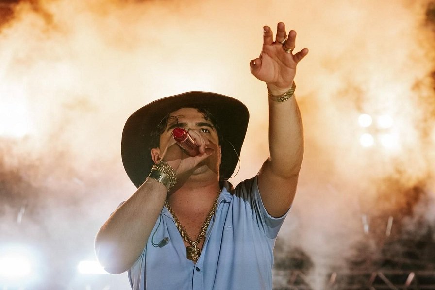 Natanzinho Lima agita multidão na segunda noite de shows na Avenida 22 de Maio