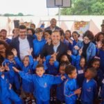 Prefeito Rodrigo Neves com alunos da rede municipal - Evelen Gouvêa
