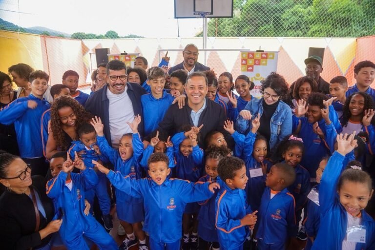 Prefeito Rodrigo Neves com alunos da rede municipal - Evelen Gouvêa