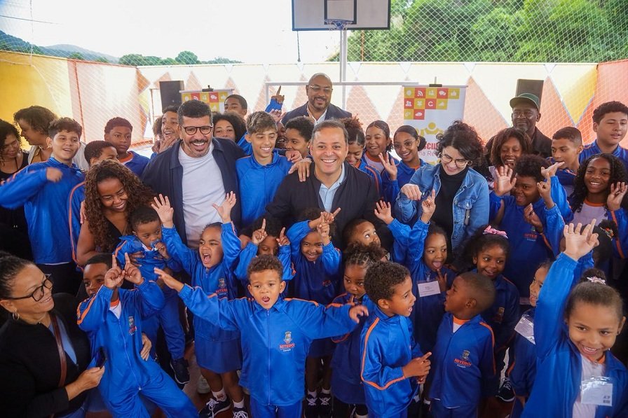 Prefeito Rodrigo Neves com alunos da rede municipal - Evelen Gouvêa