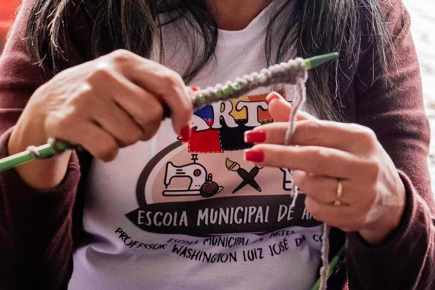 Escola Municipal de Artes realiza ação em alusão ao Dia Mundial do Tricô