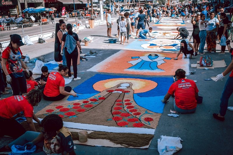 Itaboraí celebra Corpus Christi com tradicional confecção de tapetes de sal e programação religiosa na Avenida 22 de Maio