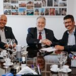 O Vice-reitor da UFF, Fábio Passos, o reitor Antonio Claudio, e o secretário da Educação, Bira Marques - foto Guto Rodriguez