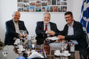 O Vice-reitor da UFF, Fábio Passos, o reitor Antonio Claudio, e o secretário da Educação, Bira Marques - foto Guto Rodriguez
