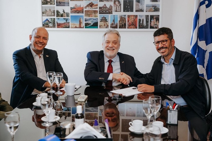 O Vice-reitor da UFF, Fábio Passos, o reitor Antonio Claudio, e o secretário da Educação, Bira Marques - foto Guto Rodriguez