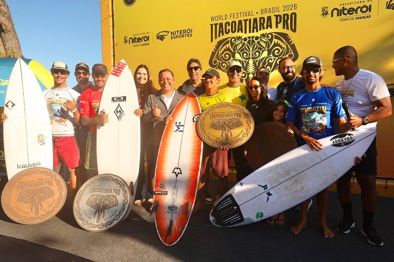 Prefeito Rodrigo Neves participa de premiação do campeonato profissional de surf do Itacoatiara Pro 2026 - Foto Lucas Benevides
