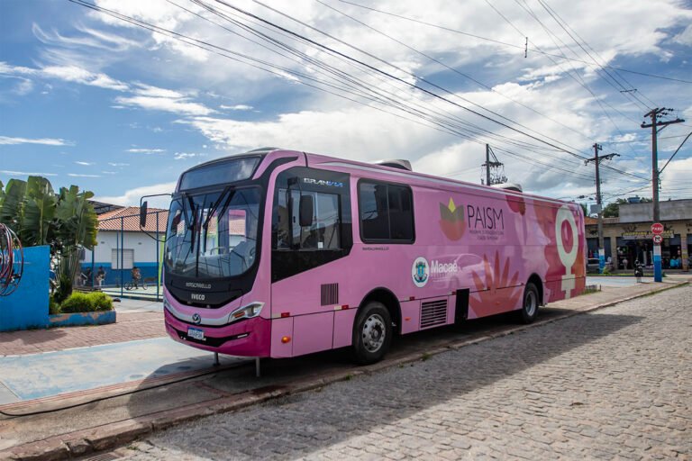Ônibus Rosa no Lagomar. Macaé/RJ.
