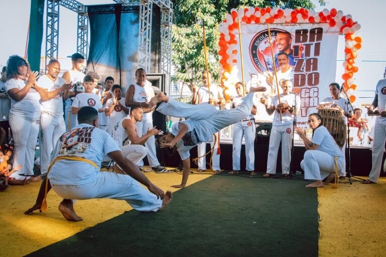 Casa de Cultura Heloísa Alberto Torres promove encontro de capoeira e troca de cordas na Praça Marechal Floriano Peixoto (3)