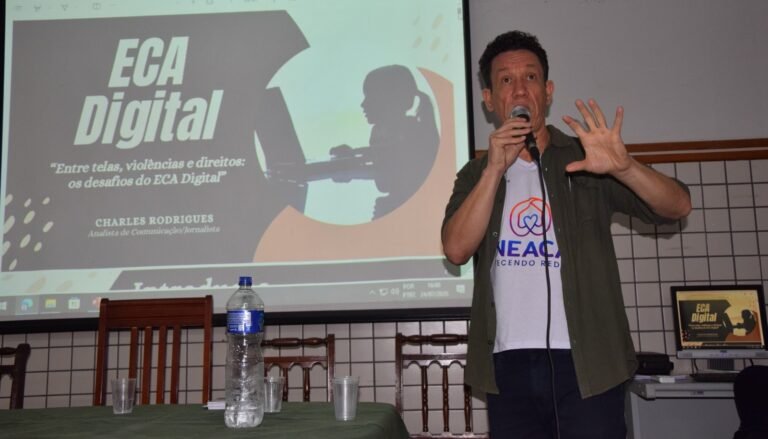 Charles em frente ao telão Eca Digital ajustado