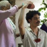 Dudu em cena com água sobre a cabeça no MMSG