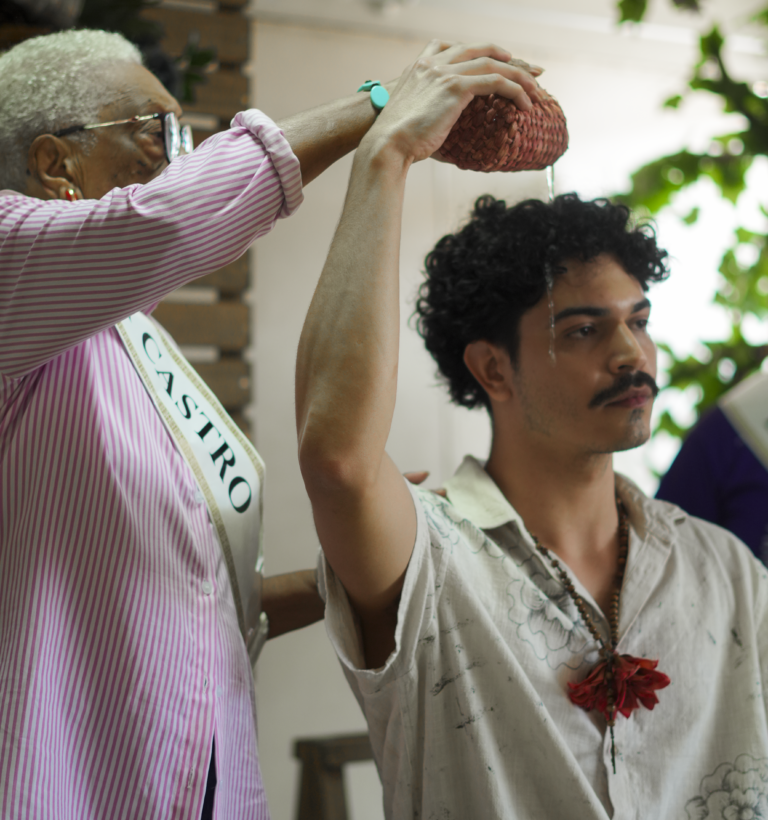 Dudu em cena com água sobre a cabeça no MMSG