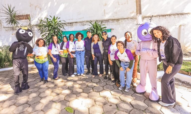 Equipe NEACA, bonecos e agentes de segurança em Itaboraí (1)