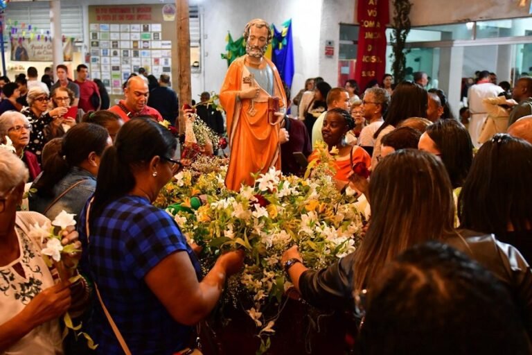 Festa de São Pedro reúne centenas de fiéis para a Santa missa e procissão de encerramento e shows